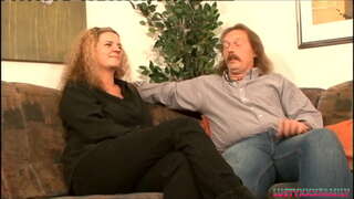 Запалена милф со огромни џоинти се ебат од страна на нејзиниот зет што му дозволува да ги сврши нејзините големи цицки