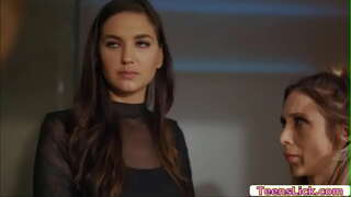 Charlotte Stokley zadovoljava njegove potrebe, i to čak i pomaže Сильвии Сайдж