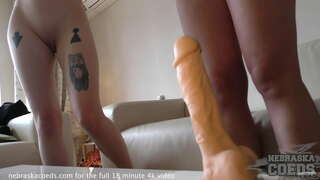 Hazing Küken versuchen, verschiedene dildos, um zu sehen, wie groß zu groß