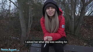 סוכנת ציבורית, אישה בוגדנית, הולכת ומזדיינת עם זר