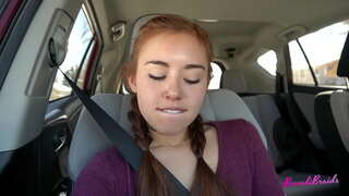 Horny Slut ne Povas Ĉesi Ludi Kun Pussy en Aŭto kaj Publika: Brandibraids