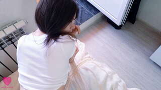 Оф танком шармантна бринета у секси тела и наочаре обожава страствени секс, суцкс пенис и осећа члан у својој мала маца, док не добије сперму на своју слатко дупе