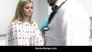 Perv Dochtúir Tugann Cóireáil Mhalartach a Chuid Othar