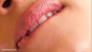 ���ీనా gets herself off by masturbating తో వేళ్లు మరియు పురుషాంగము వంటి పరికరము వద్ద నాకు ఇవ్వండి గులాబీ రంగు