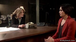 Rubio lesbianas anal fode morena vice-director con cinta no galo