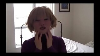 Qadın qoyur qadın maska və oynayır дилдо