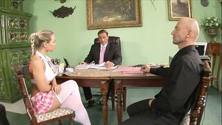 Två kåta lärare straffa stygg högskola babe Mia Leone med stor juggers