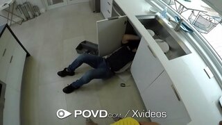 Калон узви скользит дар тугую киску брюнетки