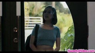 Секси masseuse scissoring со неа лезбејка costumer