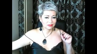 Феноменална Руска МИЛФ немилосрдно јебе своју слатку пичку у врућој приватној емисији ...